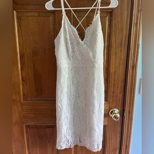Soprano white lace dress